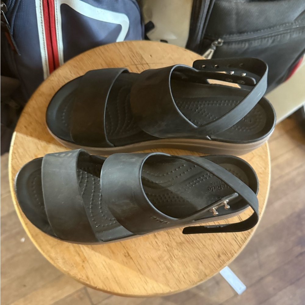 CROCS Black Brooklyns size 6 Sandals - Picture 3 of 5
